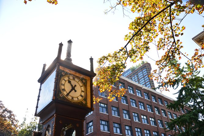 Photography & Hiking in Nature - Gastown after dark: Steam Clock streets and viewpoint building