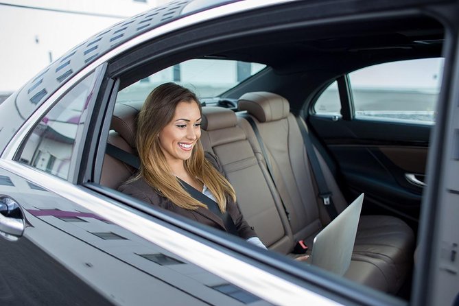 Private Transfer from Vancouver Airport (YVR) - From YVR to Downtown in About 30 Minutes