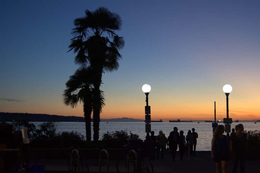 Sunset Bus Tour: Stanley Park & English Bay Photostops - Prospect Point: the 20-minute Lions Gate Bridge photo window