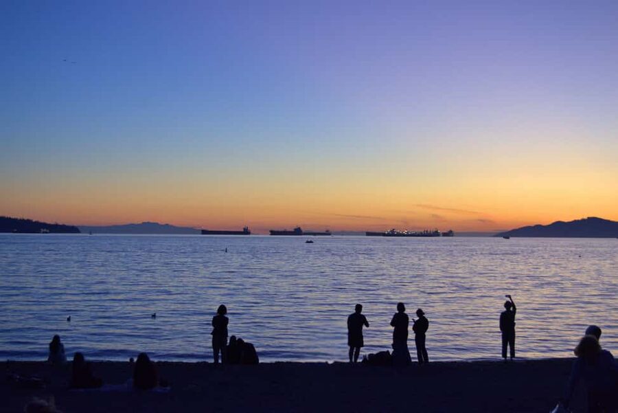 Sunset Bus Tour: Stanley Park & English Bay Photostops - Guides and drivers: what I’d look for before I book
