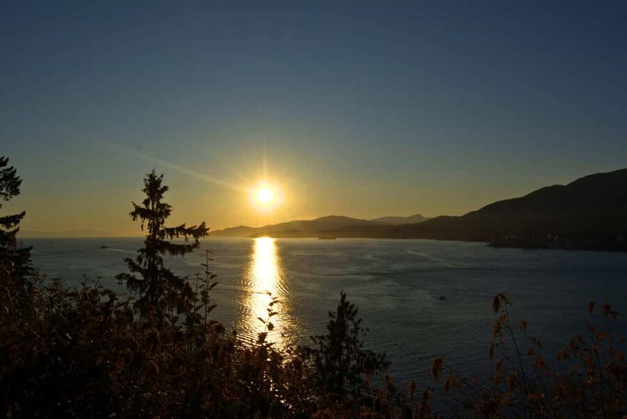 Sunset Bus Tour: Stanley Park & English Bay Photostops - Gastown after dark: the Steam Clock moment