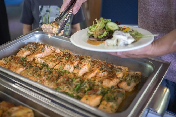 Vancouver - Brunch and Lunch Cruise - Photos and Photo Spots: How to Avoid the Prime-Spot Tug-of-War