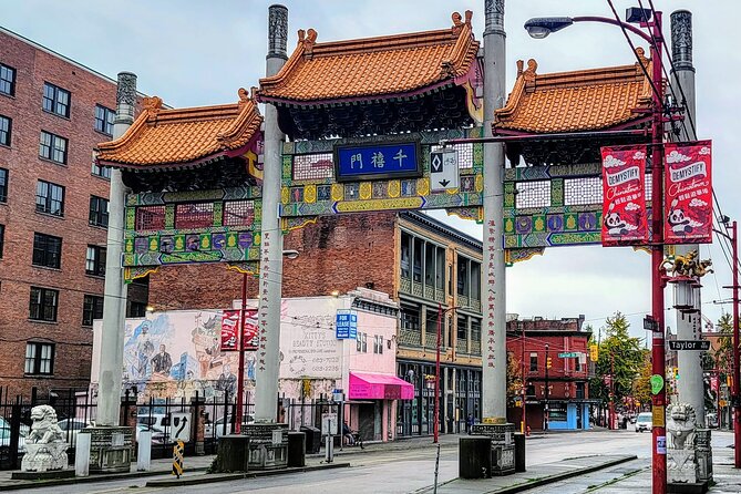 Vancouver city Tour with all attractions - Chinatown + Robson Street: shopping lanes and street-level stories