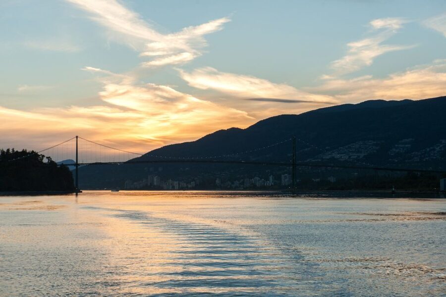 Vancouver: Evening Cruise with Dinner Buffet - Onboard music: the right kind of background