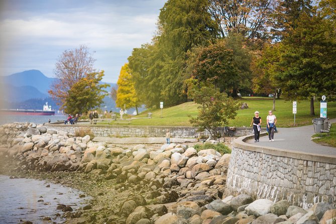 Vancouver Evening Tour: Stanley Park & English Bay Photostops - Stanley Park by night: Prospect Point Lighthouse is the anchor