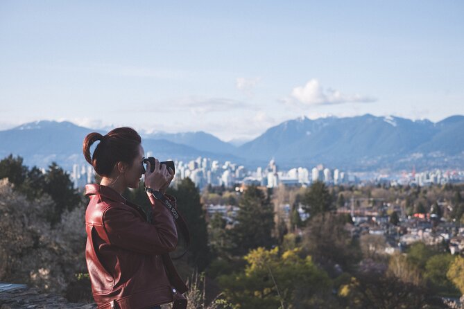 Vancouver Evening Tour: Stanley Park & English Bay Photostops - How the guided commentary changes the drive