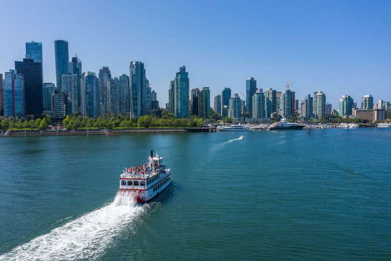 Vancouver: Harbor Sightseeing Cruise - Stanley Park from the harbor side: the green wall effect