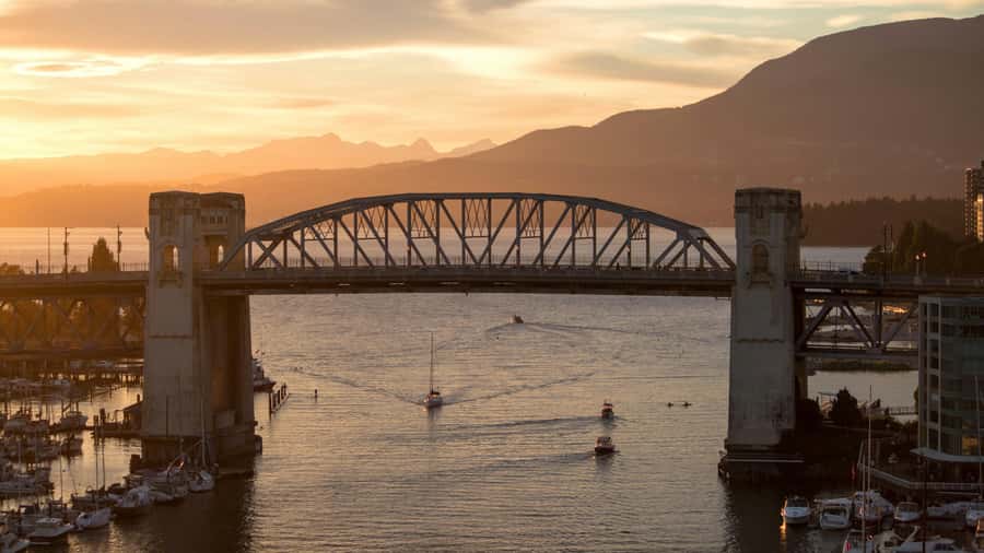 Vancouver: Private City Sights Tour by Minibus (3hrs) - Stanley Park Photo Stops: Brockton Point Totem Poles and the Nine O’Clock Gun