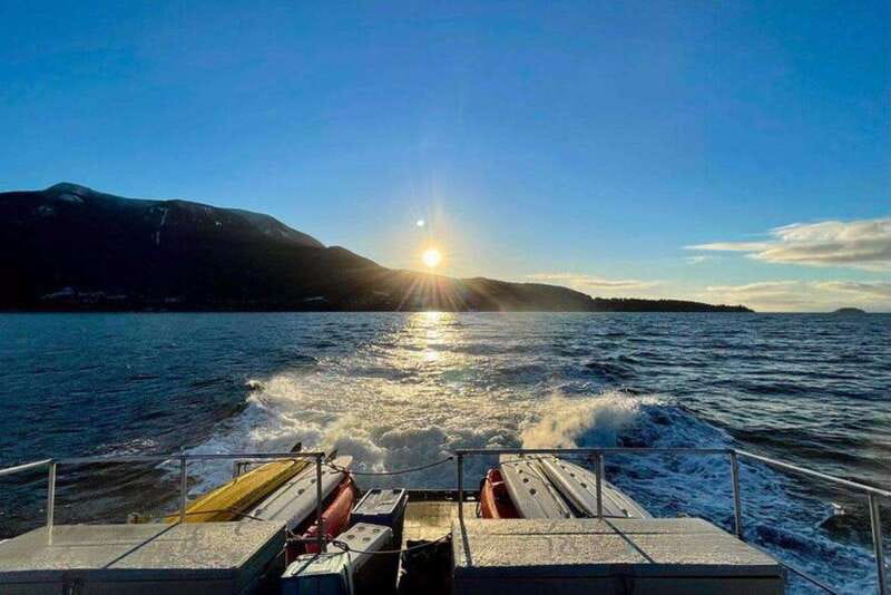 Vancouver: Sunset Boat Cruise with Complementary Bubbly - What the included bubbly and live guide add (and don’t add)